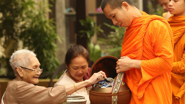 Morning-Alms-Sai-Bat